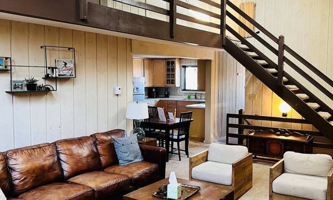 West Dover Ski Chalet | 4BR 2BA - MT SNOW, SKIBACK TRAIL, FREE SHUTTLE, POOL, BBQ - Green Mountain House