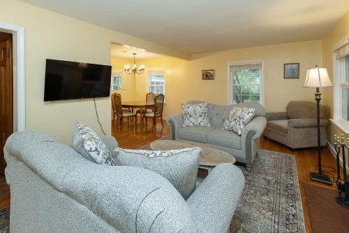 Ames House | 4BR-3BA Charming Family-Sized in Ames