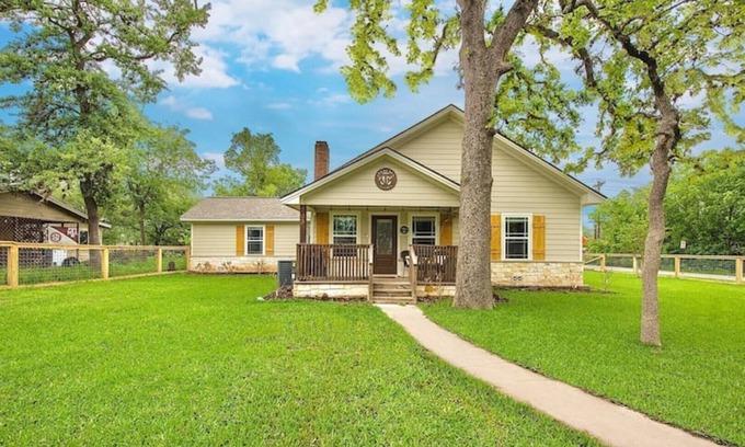 Holick House | 4BR/4.5Bath Spacious Family Home +Walk to KyleField