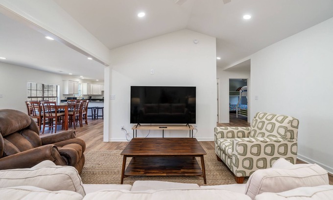 Jones Mills House | 4BR Beautiful and Spacious Lakehouse