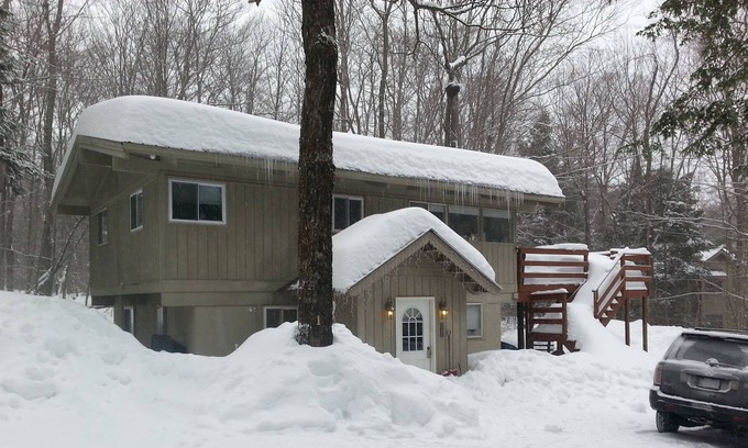 Wardsboro Ski Chalet | 4BR Chalet Between Mt. Snow & Stratton, Sleeps 10, Fireplace, Clubhouse w/ Pool