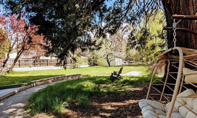 Mount Shasta House | 4BR Cottage Downtown fenced w/views