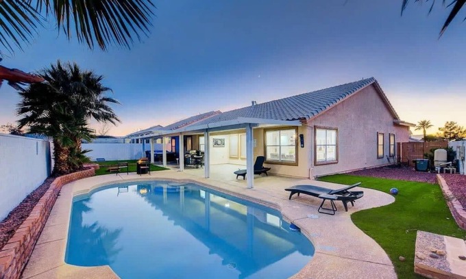 Foothills Villa | 4BR Home w Jacuzzi, Pool & Firepit, Sleeps 10