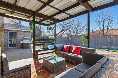 South Arlington House | 4BR House with Pool near Stadium & DFW