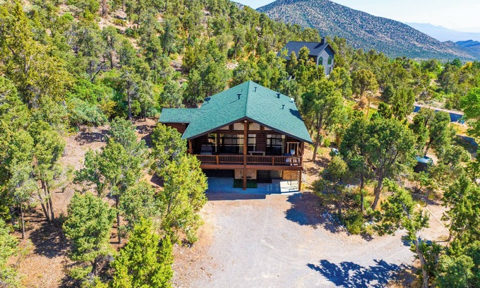 Mount Charleston Cabin | 4BR Sneak-Away Log Cabin: Mountain View & Garage