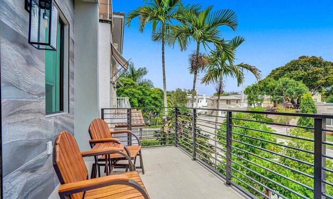 Colee Hammock House | 4BR w htd Pool Walk to Las Olas 5mins to Beach