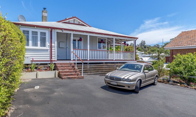 Bunbury House | 4x2 House in Tree Street Area close to CBD and the beach