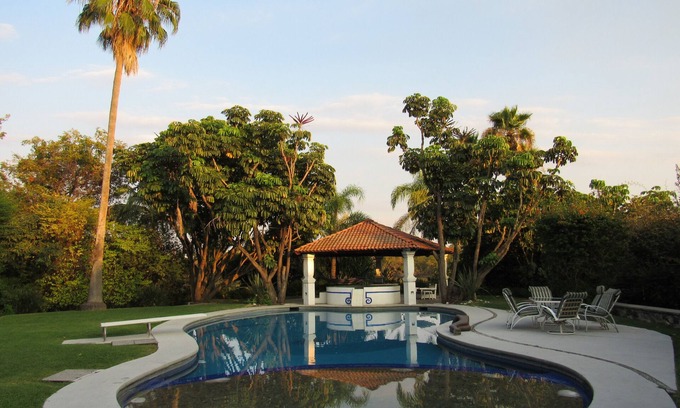 Cocoyoc House | 5,000 Meter Pool, Jacuzzi, And Large Garden Mexican 5,000-Meter Villa