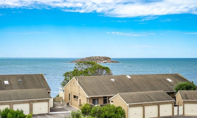 Encounter Bay Apartment | 5/2 Solway Cres - Quality Top Floor Apartment overlooking the Bay