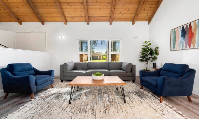 Elk Grove House | 5 BD Home/Pool/Game RM/King Bed/High Ceiling