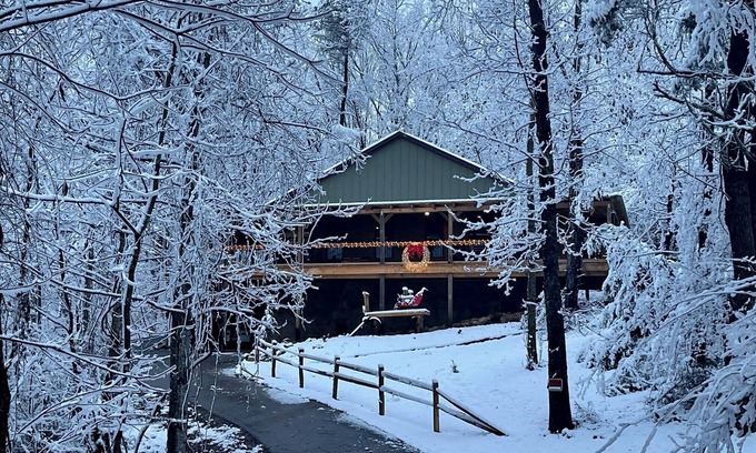Kodak House | 5 BDRM Cabin 15 miles from Dollywood! HUGE porch & games! 3 miles from Buc-ees!