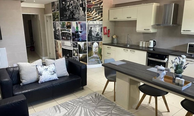 Huyton Apartment | 5 bed, 2.5 bath, luxury apartment - sleeps 8.