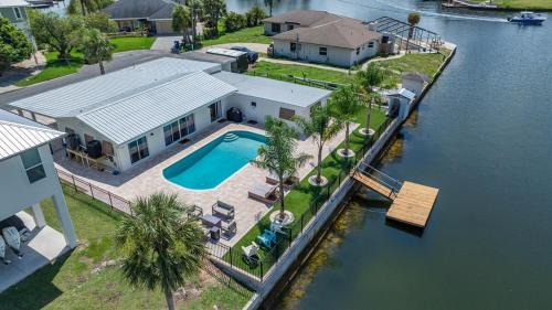 Spring Hill House | 5 Bed 3 Bath Waterfront Pool! Great for families!