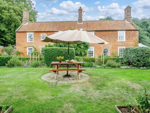 Dereham House | 5 Bed in Dereham 89542