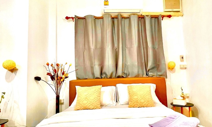 Ratchadaphisek House | 5 bedroom Family Friendly House Huai Khwang Bangkok