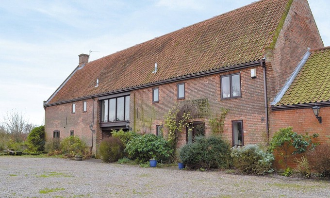 Irstead House | 5 bedroom accommodation in Clippesby, near Great Yarmouth