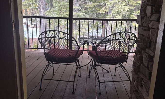 La Porte Cabin | 5-bedroom bed & breakfast in charming La Porte with AC, WiFi