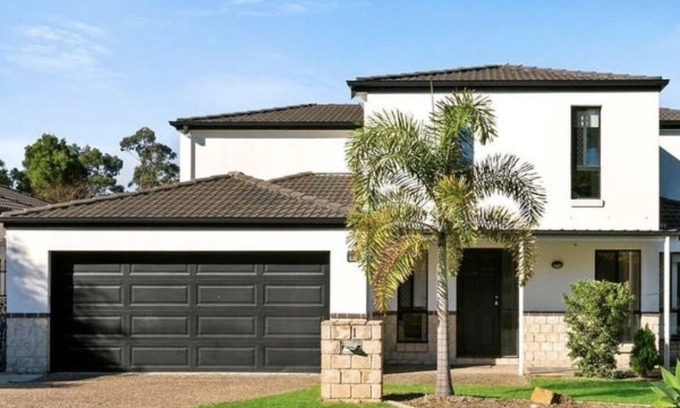 Molendinar House | 5 bedroom home in Molendinar Gold Coast Ample space for large family .