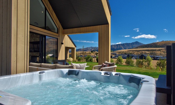 Kawarau Falls House | 5 Bedroom property with spa and putting green perfect for families