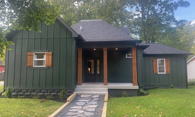 Sheridan House | 5-bedroom relaxing vacation home just 12 minutes to Grand Park and Six Pence