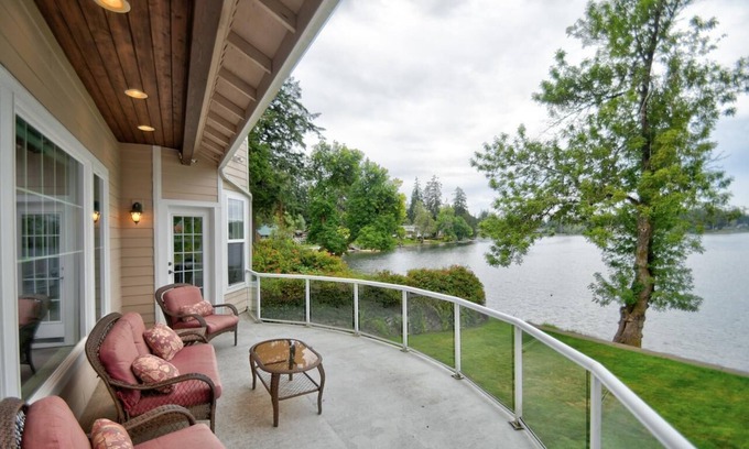 Shelton Resort | 5-bedroom resort in charming Shelton w 80 feet of lake front, events possible.