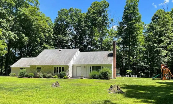 Ellenville House | 5 Bedroom Retreat with Hot Tub near Minnewaska State Park