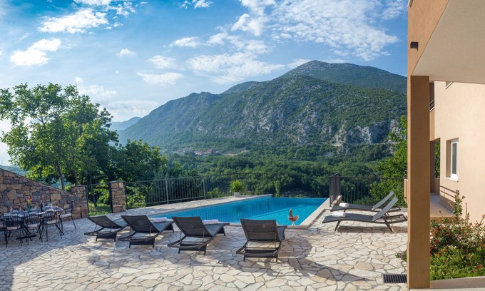 Omis Villa | ☀️5-bedroom villa, heated salt water pool, sauna, whirpool, close to the sea.