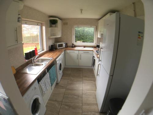 Corby Apartment | 5 bedrooms, 2 Reception Rooms, 2 Shower Rooms, Sleeps up to 7, Parking, Free WiFi & Netflix, Large Garden