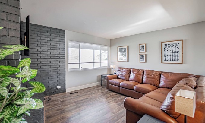 Caldwell House | 5 BR-2 Kings, 2 Fridges, Contractors/Insurance