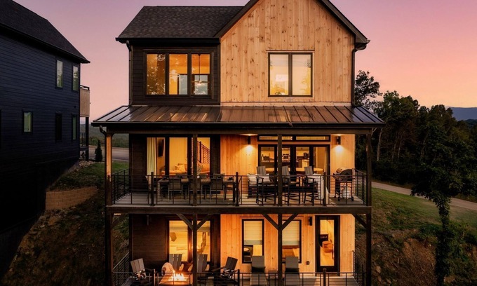 Sevierville Cabin | 5 BR|5 BA| Sleeps13|Game Room| Rooftop w Hot Tub | Movie Room| Free Tkts