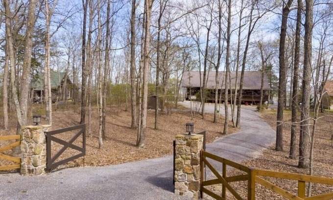 Menlo House | 5⭐️ Breathtaking Bluff Views Serene 2 Bed/2Bath Brow Cabin Cloudland near Mentone