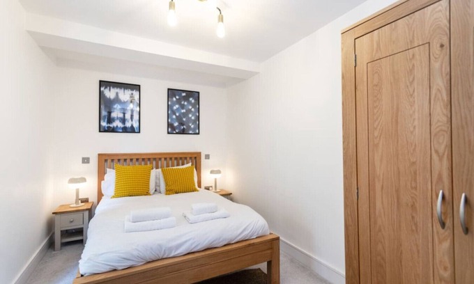 Swindon Apartment | 5 Com Road Apartments - Long Stay Disc - Sleeps 2