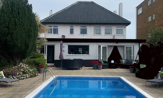 Cliftonville House | 5 double bedroom Art Deco Villa by the sea with heated pool