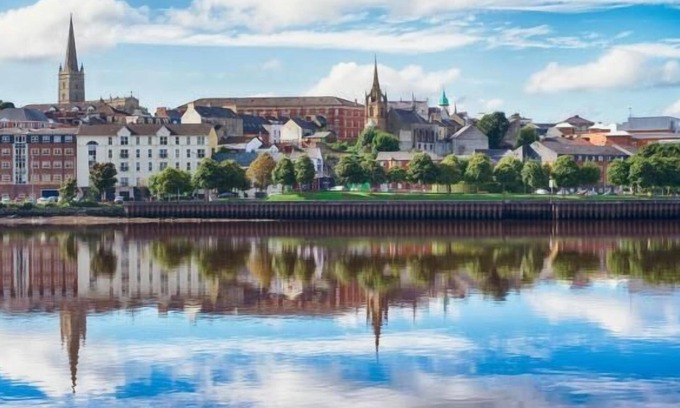 Londonderry House | 5 Guests - Helens House Derry City Centre - 3 Bed