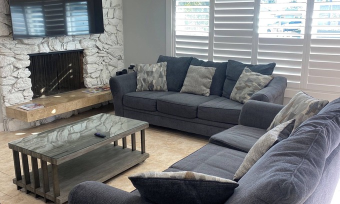 Midway City House | .5 mi-Little Saigon/6 mile to Disneyland