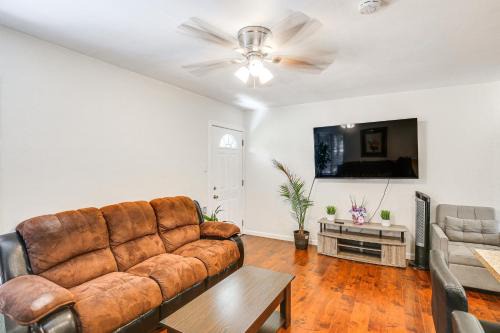 Harbor House | 5 Mi to Coast Centrally Located Long Beach Home!