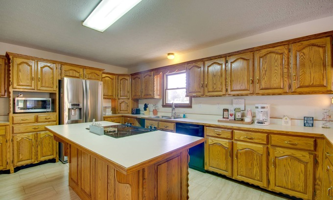 Waynesville House | 5 Mi to Dtwn Waynesville: 4-Acre Group Getaway!