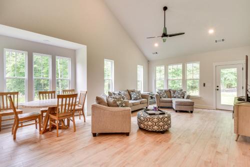 Central House | 5 Mi to Memorial Stadium and Beach Modern Townhome