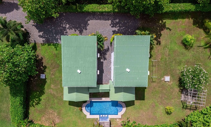 Parrita House | 5 min drive to beach-paved roads-6 bedroom-sleep 12-fast WiFi-pool