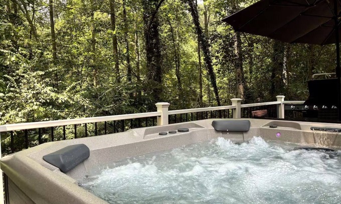 Seneca Cabin | 5 Min From Clemson + Salt Water Hot Tub + Game Room + BAR + 5 King Beds!
