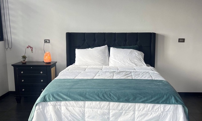 Agonia Apartment | 5 min from SJO Airport Poas Volcano Alsacia Alajuela down town nCozy comfy A/C