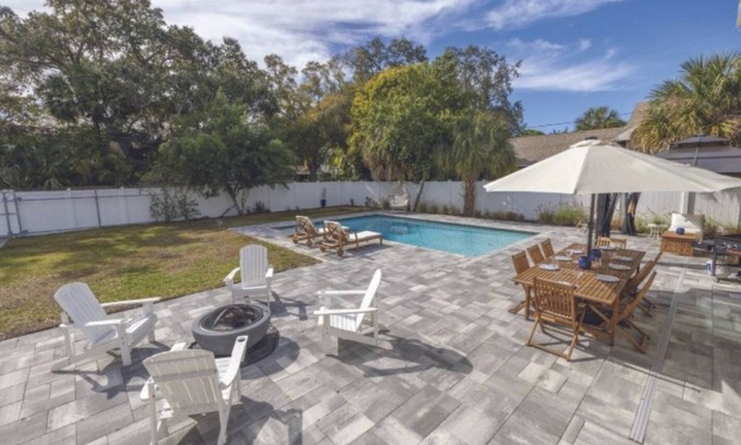 La Vista House | 5 Min to Beach. Large Pool - Mini Golf - FirePit - BBQ. Perfect getaway!