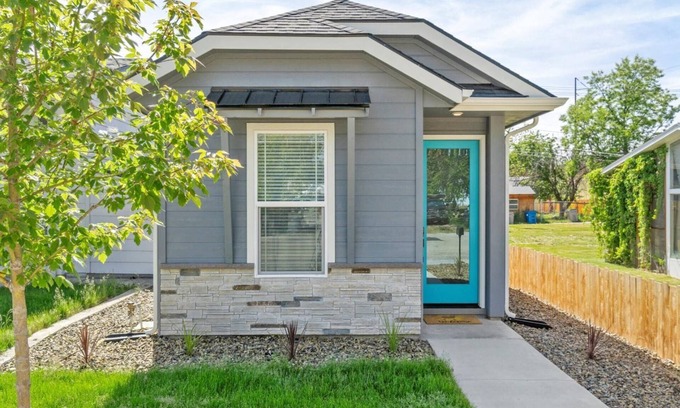 Boise House | 5 min to BSU + 8 min to Downtown | Brand New Build! Happy Decor! Quiet Patio w/Seating & BBQ
