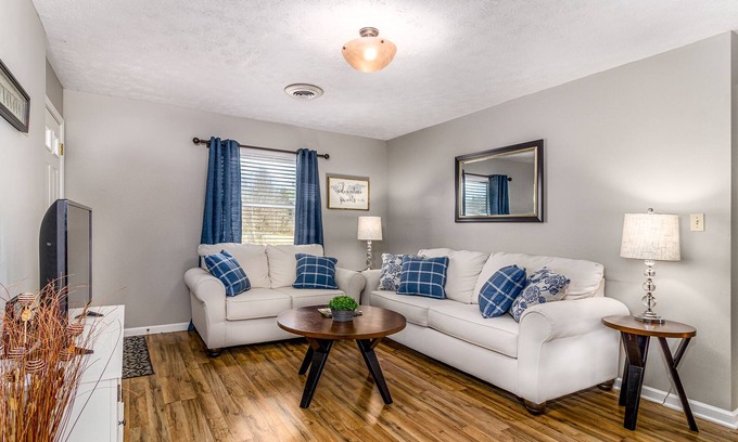 Jefferson City Apartment | 5 min to C-N Univ & Lake - Extra Parking