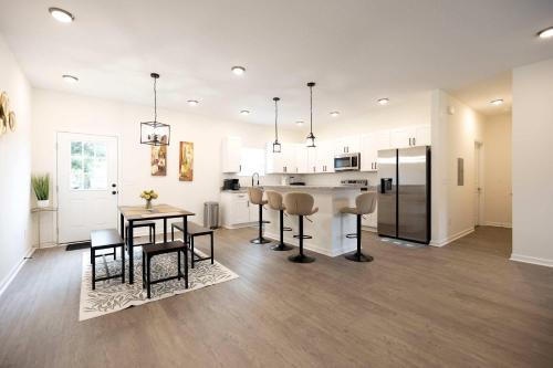 Burlington House | 5 Min to Downtown - 12 to Elon - Deck - Wi-Fi