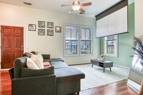 Metropolitan House | 5 min to DT - Summer Getaway - Parking - Private Balcony, Telescope