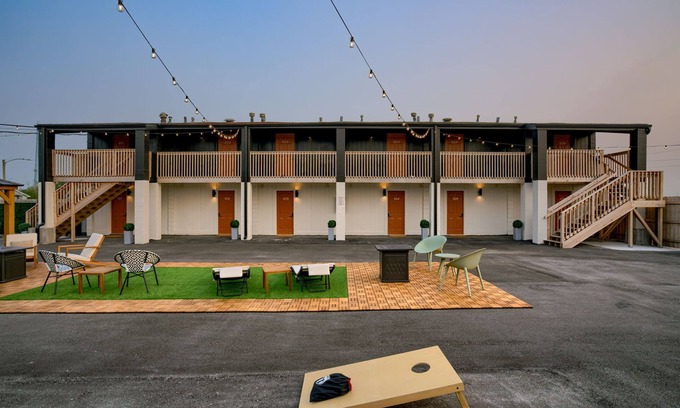 Lincoln Hotel | 5 min. to Lincoln's top attractions. King-size bed, kitchenette & outdoor space