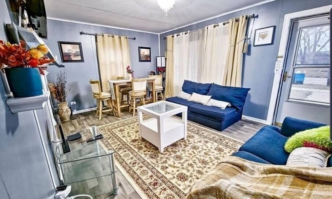 North Chicago House | 5 min to Naval station Great Lake, Great lakes Commissary, RFU Medical School.
