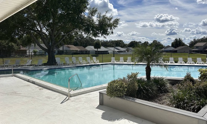 Lutz House | 5 min to the mall, great restaurants! Family sized house, fire-pit, Pet Friendly