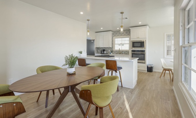 Stockton House | 5 min walk from UOP & Miracle Mile- Updated home with master suite!